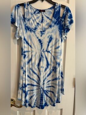 T-Party Tie-Dye Cold-Shoulder Scoop Neck Top. Size S